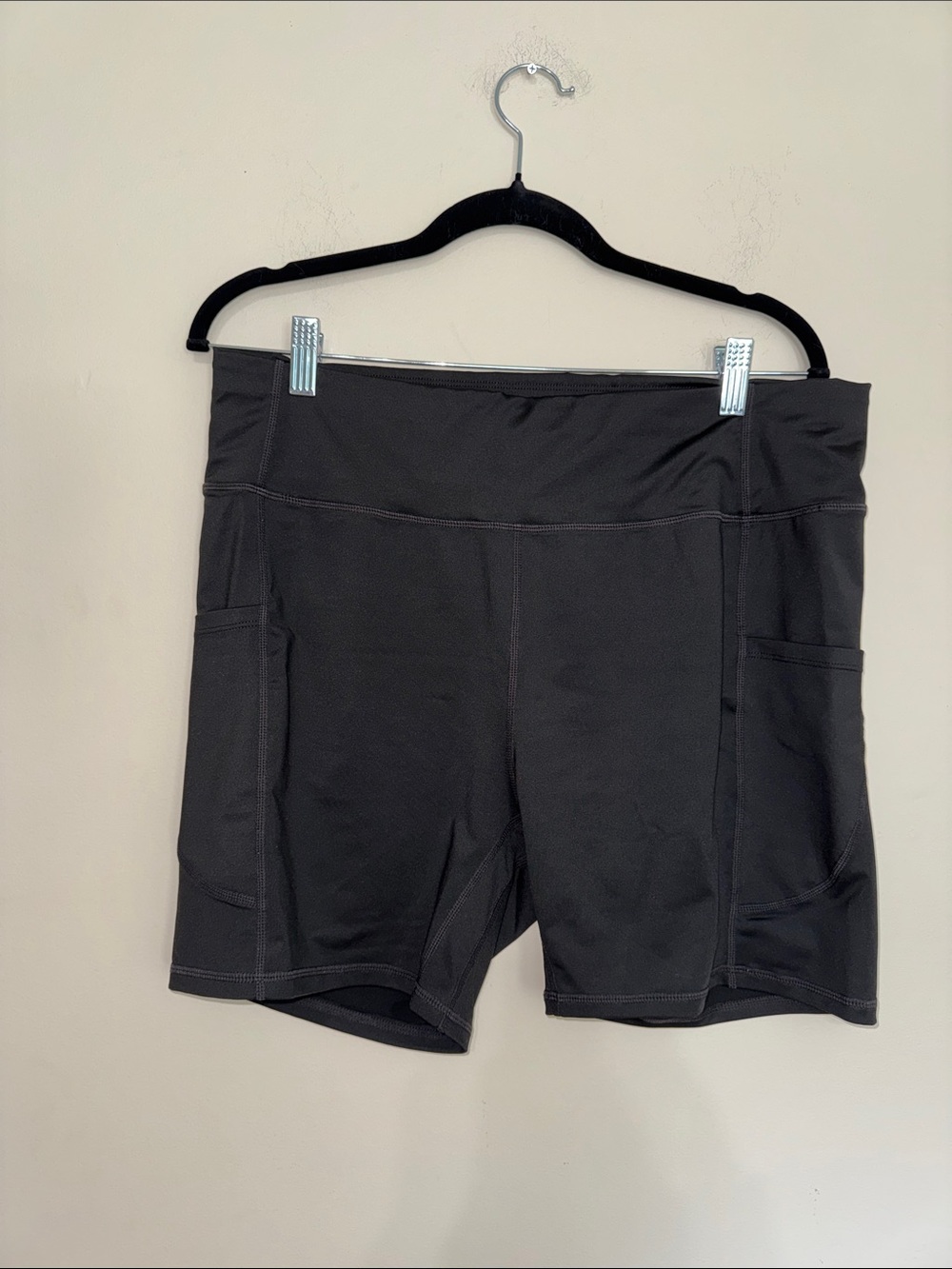 High-Waist Black Bike Shorts with Side Phone Pockets